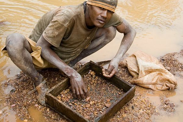 Panning for ruby & sapphire near Moramanga