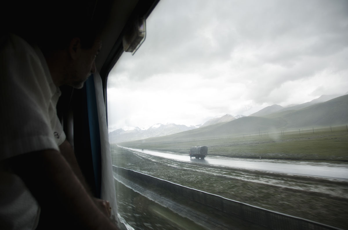 Trainspotting Dana Schorr admires the scenery on the Qinghai-Tibet railway.&nbsp;Photo: Richard W. Hughes
