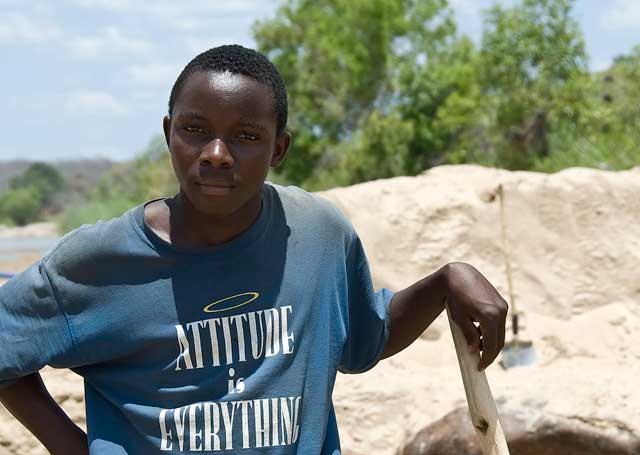Miner at Tunduru. Lotus Gemology.