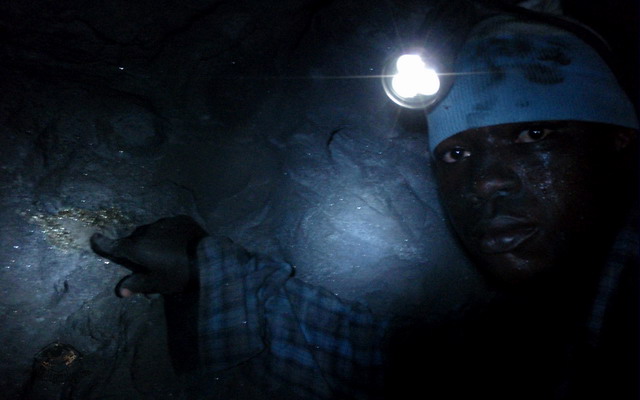 Tanzanite seams often feature a mixture of calcite and pyrite