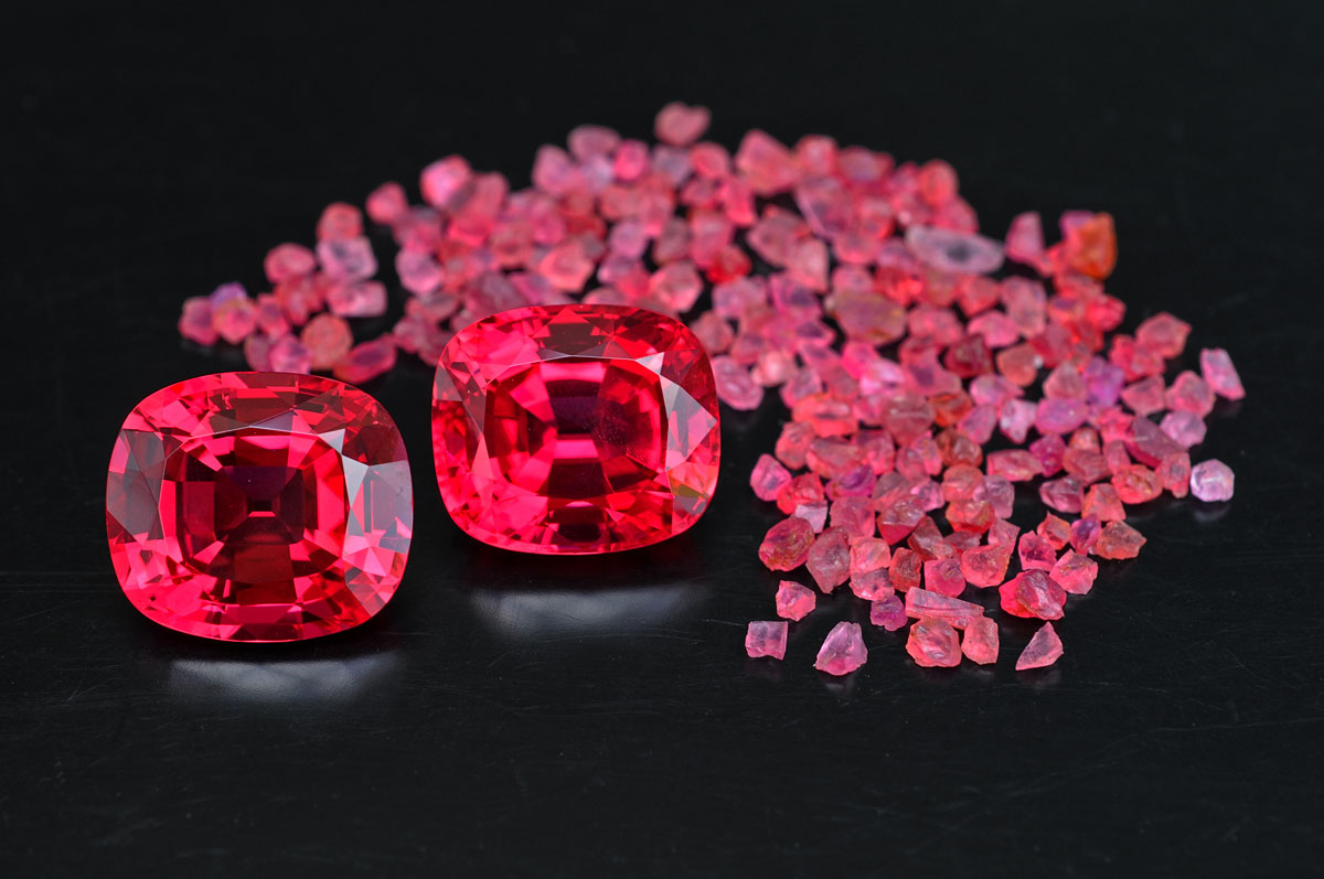 Girls from Ipanko Oo la la. Spectacular faceted red spinels from the 2007 Mahenge strike at Ipanko, along with their uncut brethren. At the 2008 Basel Fair, a stunning set with more than 15 stones from 15–40 carats sold for a record price. Two of the faceted stones from that set are shown above.