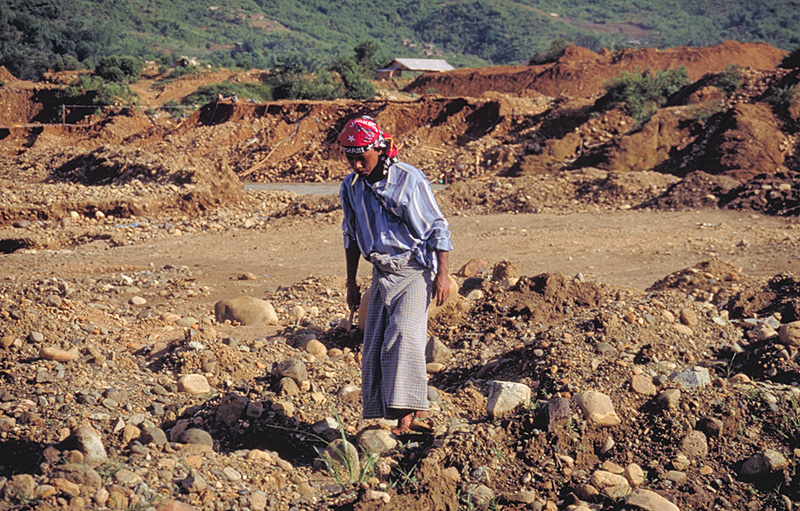 Near Sate Mu, finding jade is sometimes as simple as a walk along the banks of the Uru river. Of course, you might have to examine an awful lot of rocks in the process. 