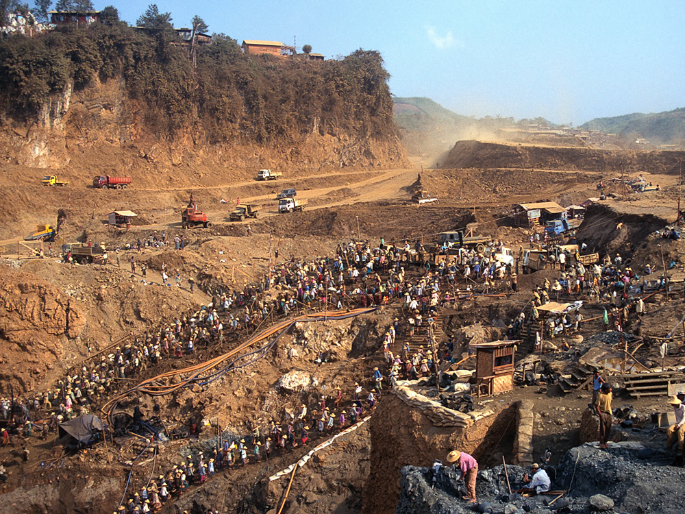 Building the pyramids Hpakangyi, where over 10,000 people are building a bridge to heaven.