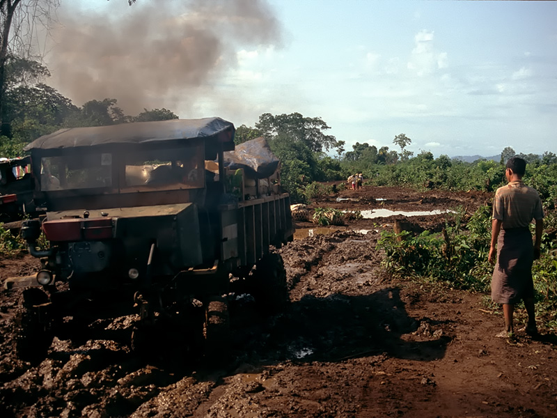 The road down from Taung Ché.