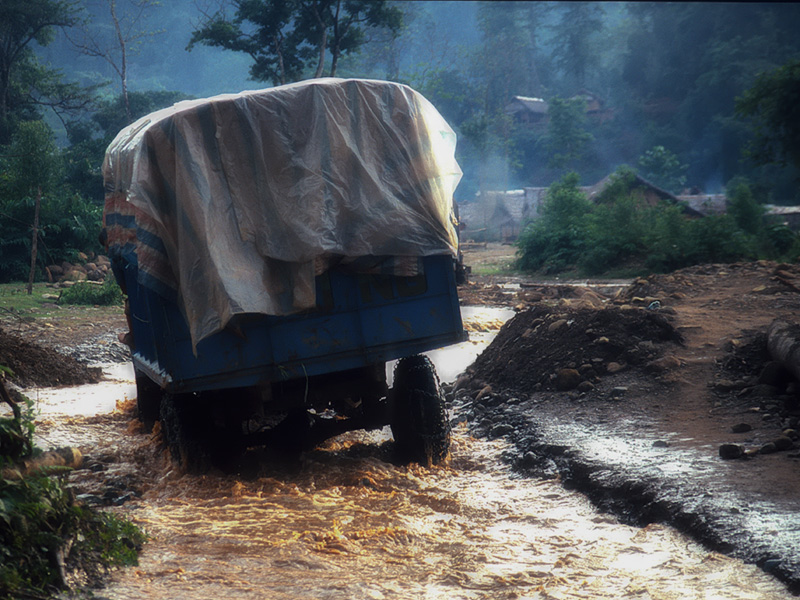 Between Makapin and Hweka, the trace leads straight up the Hweka chaung.