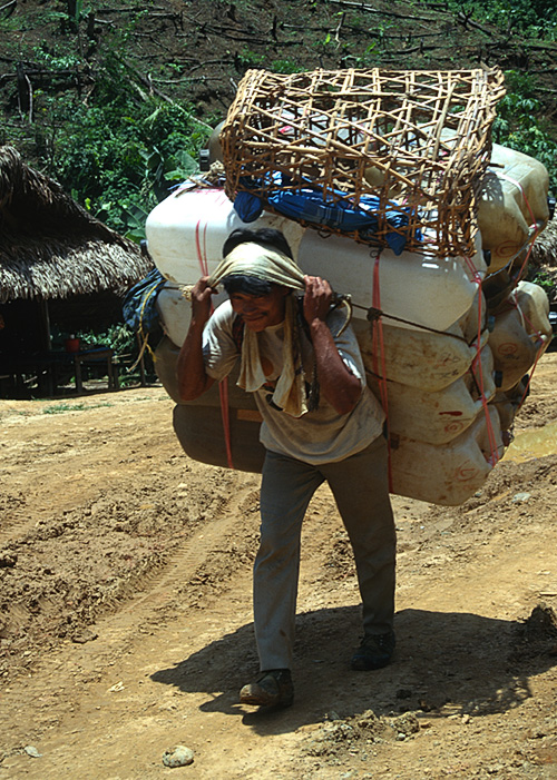 Ah hell, I'll walk The rainy-season road to Jade Land is not an easy one; in many cases, it's easier to walk.