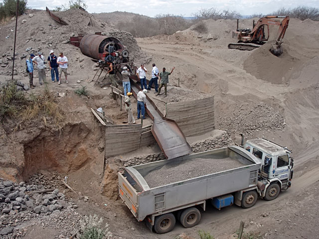 The authors visiting the Swala Gem Traders tsavorite mining operation at Lemeshuko, Tanzania. To accommodate mining in this dry area, the Saul brothers built an ingenious sorting machine to separate tsavorite from the waste earth using as little water as possible. Photo: V. Pardieu/Gübelin Gem Lab, 2007.