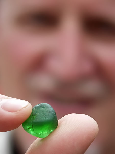 Glass or Tsavorite? Visiting Tanzania in 2007, gemologists Richard Hughes and Vince Pardieu wondered if this stone, reported to have been mined in Tunduru, was genuine or just a fake. Photo: V. Pardieu/Gübelin Gem Lab, 2007.